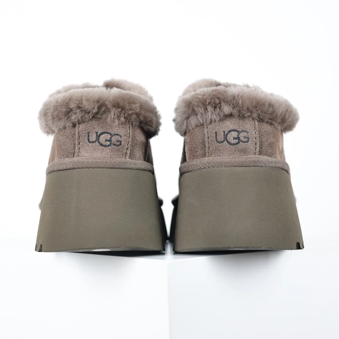 Pick up locally 💰560 Core recommended good price It is a very suitable choice for home use. In recent years, uug has launched a series of styles, which are partially geared towards the preferences of young consumers and have also moved to the forefront of fashion trends. Shoe body material: water-repellent coated suede upper, 17 mm UGGPURE™ implantable wool insole, lightweight non-slip and comfortable rubber outsole, with brand LOGO and trademark, with full packaging Size: 35 36 37 38 39 40
